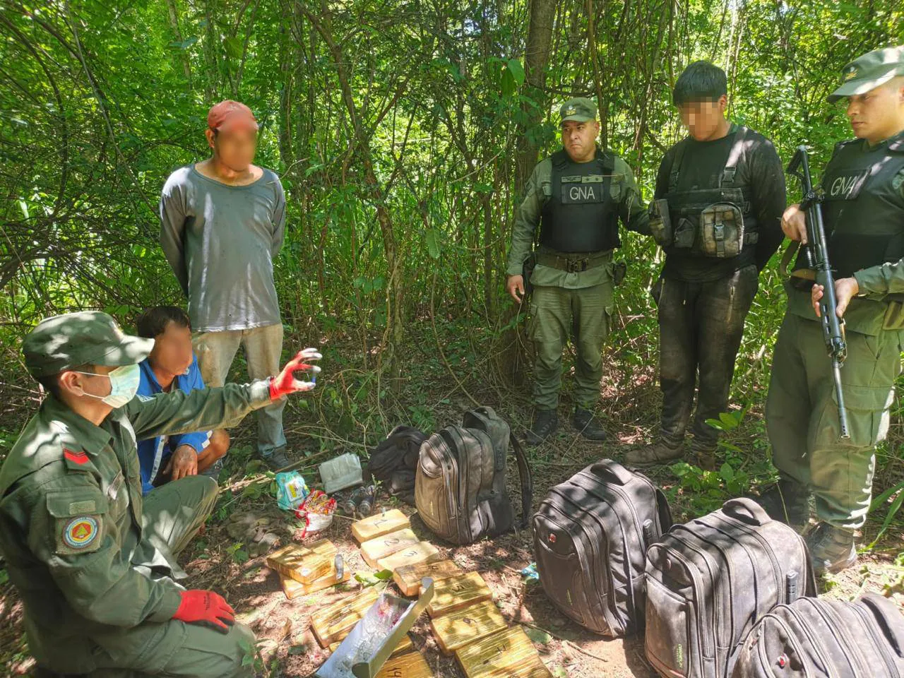 detectan_61_kilos_de_cocaina_y_armas_de_fuego_durante_un_patrullaje_rural_4