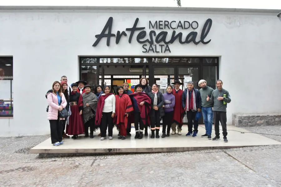 12895-primeros-turistas-en-el-mercado-artesanal-de-salta