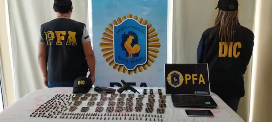 LOAN Armas y municiones en el departamento de uno de los sospechosos